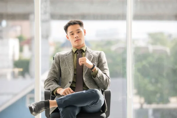 Ung Asiatisk Affärsman Bär Grå Kostym Olivgrön Skjorta Och Mörkbrun — Stockfoto