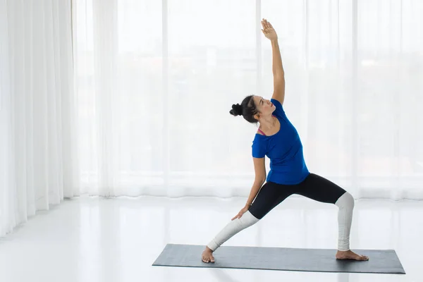 Giovane Signora Allenamento Facendo Yoga Piedi Triangolo Forma Mano Destra — Foto Stock