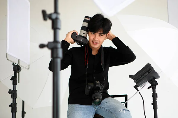 Aziatisch Jong Knap Succesvol Gelukkig Mannelijk Model Fotograaf Draagt Zwart — Stockfoto