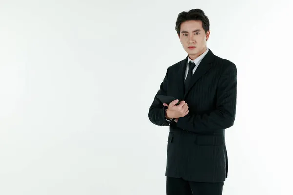 自信の肖像若いですとハンサムなビジネスアジアの男で黒スーツ保持タブレットコンピュータとともにコピースペーススタジオショット白地に隔離 — ストック写真