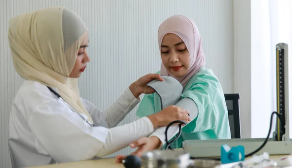 Junge Muslimische Ärztin Misst Blutdruck Einer Patientin Krankenhaus — Stockfoto
