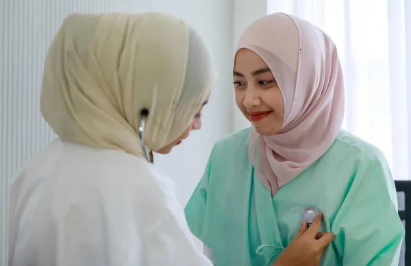 Doctora Musulmana Joven Revisando Corazón Paciente Musulmana Por Estetoscopio Hospital — Foto de Stock