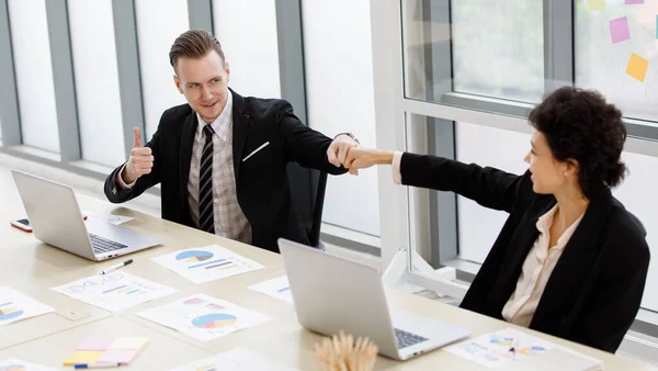 Positivo Colleghi Uomini Donne Abbigliamento Formale Pugni Urtando Guardarsi Mentre — Foto Stock