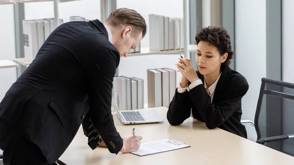 Entrepreneurs Masculins Féminins Sérieux Discuter Nouvelle Stratégie Entreprise Prendre Des — Photo