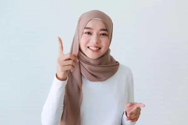 Estudio Retrato Tiro Árabe Asiático Musulmán Islámico Joven Feliz Hermosa —  Fotos de Stock