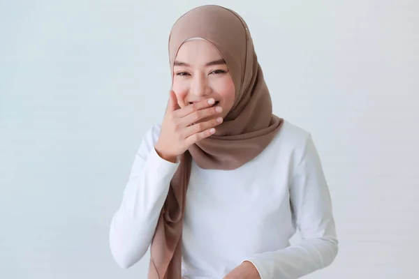 Studioportraitaufnahme Von Asiatischen Arabisch Islamischen Muslimen Die Peinliches Weibliches Modell — Stockfoto