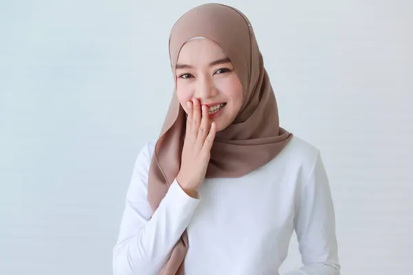 Studio Portrett Asiatisk Arabisk Islamsk Muslim Som Lyser Pinlig Kvinnelig – stockfoto