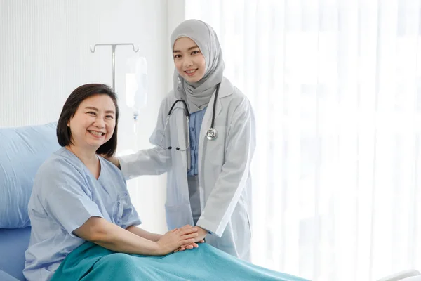 Muslimisch Arabische Ärztin Trägt Grauen Hijab Und Weißen Laborkittel Mit — Stockfoto