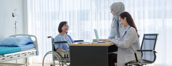 Islam Árabe Musulmán Usa Hijab Médico Asiático Con Uniforme Bata —  Fotos de Stock