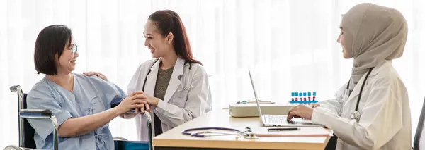 Asiatische Ärztin Überwacht Überprüfung Einer Älteren Patientin Rollstuhl Während Muslimischer — Stockfoto