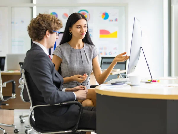 Femme Affaires Confiante Secrétaire Heureuse Pour Succès Travail Profiter Discussions — Photo