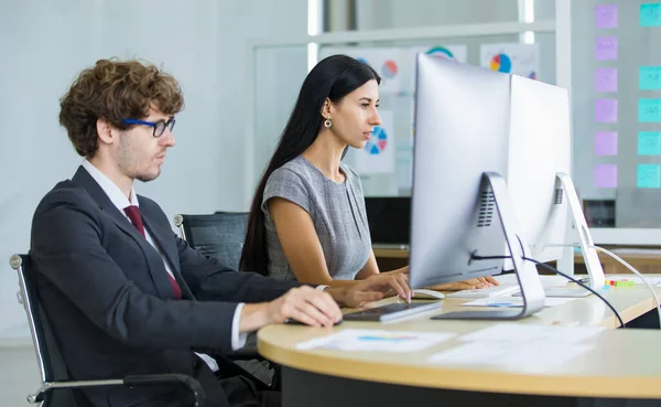 Uomo Affari Donna Affari Seduti Lavorano Insieme Fronte Computer Desktop — Foto Stock