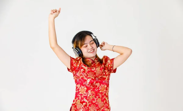 Studio Záběr Tisícileté Asijské Ženské Modelu Červené Čínské Tradiční Cheongsam — Stock fotografie
