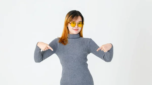 Gri Balıkçı Yaka Kazaklı Turuncu Gözlüklü Asyalı Genç Kadın Modelin — Stok fotoğraf