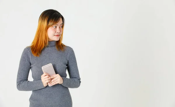 Studio Shot Van Aziatische Urban Trendy Geverfd Haar Vrouwelijk Model — Stockfoto