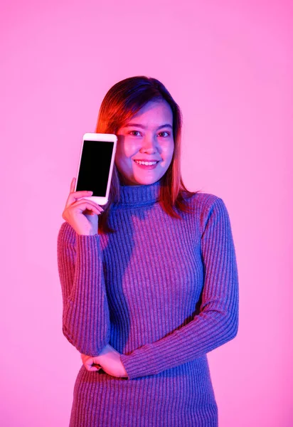 스튜디오는 거북이 스웨터를 아시아 모델의 광고를 스크린 스크린 스마트폰을 촬영했다 — 스톡 사진