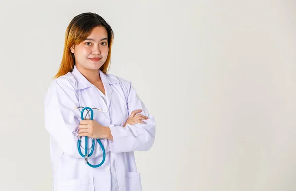 Asyalı Genç Başarılı Kendine Güvenen Laboratuvar Önlüklü Steteskoplu Kadın Doktorun — Stok fotoğraf
