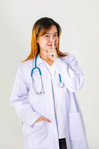 Porträtt Studio Skott Asiatiska Professionella Kvinnliga Sjukhus Läkare Labbrock Uniform — Stockfoto