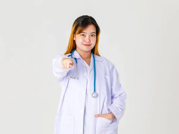 Asyalı Başarılı Kadın Klinik Doktorunun Laboratuvar Önlüklü Steteskop Takılı Gülümseyen — Stok fotoğraf