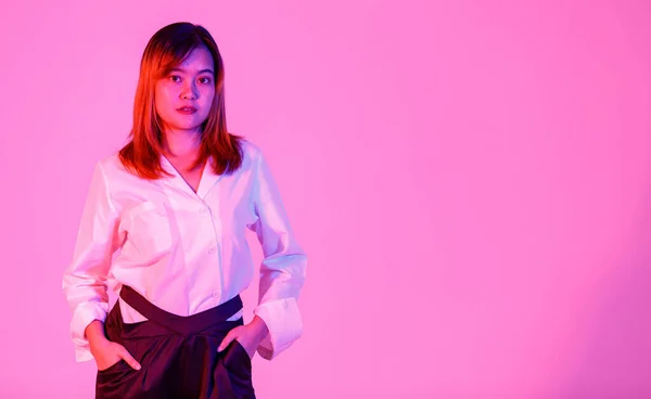 Porträtt Studio Skott Asiatiska Framgångsrika Självsäkra Kvinnliga Designer Entreprenör Casual — Stockfoto