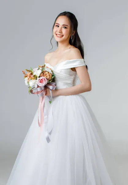 Νεαρή Ελκυστική Ασιάτισσα Που Σύντομα Γίνει Νύφη Φορώντας Λευκό Νυφικό — Φωτογραφία Αρχείου