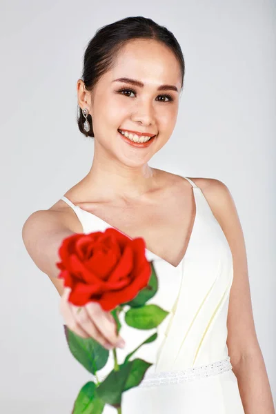 Πορτρέτο Των Νέων Ελκυστική Ασιατική Γυναίκα Φορώντας Λευκό Νυφικό Κρατώντας — Φωτογραφία Αρχείου