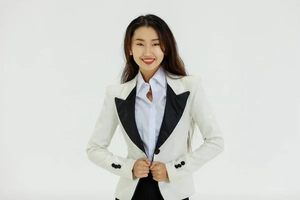 アジアの幸せな自信のあるプロの傲慢な女性のビジネススーツ姿の孤立したポートレートスタジオショット立って笑顔ポーズクロスドアームズ見ますカメラ上の白い背景 — ストック写真