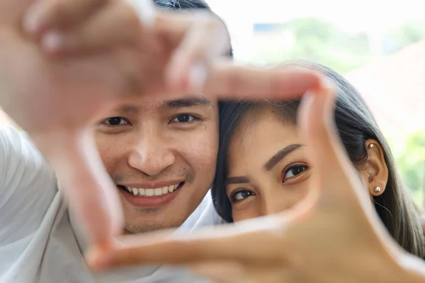 一对年轻的亚洲夫妇在一起做正方形的手势 表现出浪漫的姿态 — 图库照片