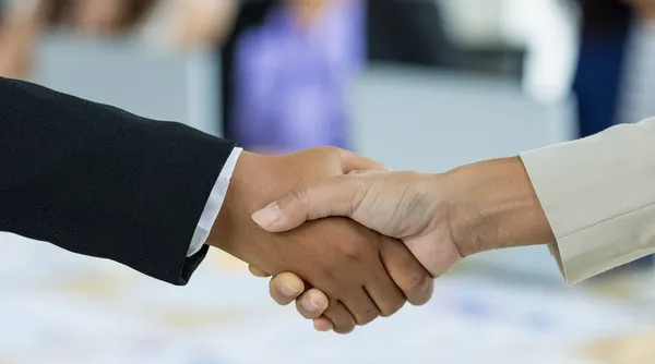 バックグラウンドでぼやけた同僚とのビジネスミーティング中に握手を行う正式な訴訟でビジネス女性の手に選択的な焦点 経営会議の考え方 — ストック写真