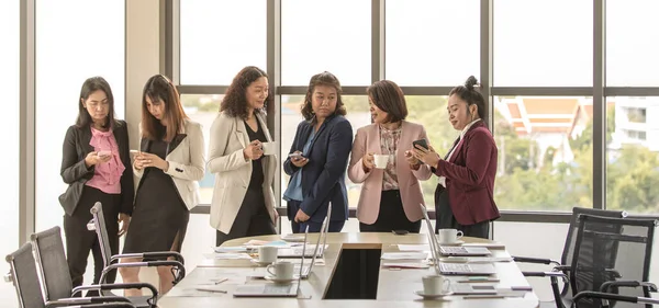 Groupe Femmes Affaires Méconnaissables Debout Ensemble Dans Bureau Moment Rupture — Photo