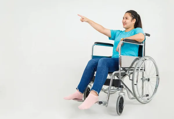 Enthousiaste Femme Asiatique Handicapée Heureuse Assise Sur Fauteuil Roulant Médical — Photo