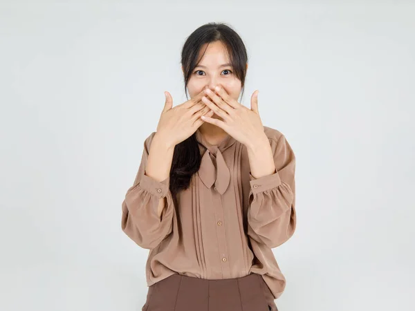 Freche Asiatische Mädchen Schließen Den Mund Mit Den Händen Aufregend — Stockfoto