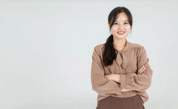 Hermosa Chica Asiática Sonríe Alegremente Como Emoción Amistosa Confiada Mientras —  Fotos de Stock