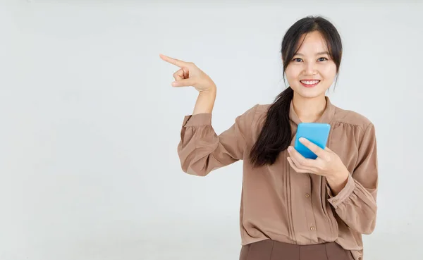 Nádherná Mladá Asijská Žena Vesele Ukazuje Prstem Úsměvem Zajímavé Kopírovat — Stock fotografie