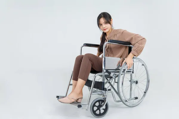 Mooie Handicap Aziatisch Meisje Zitten Revalidatie Rolstoel Proberen Vooruit Gaan — Stockfoto