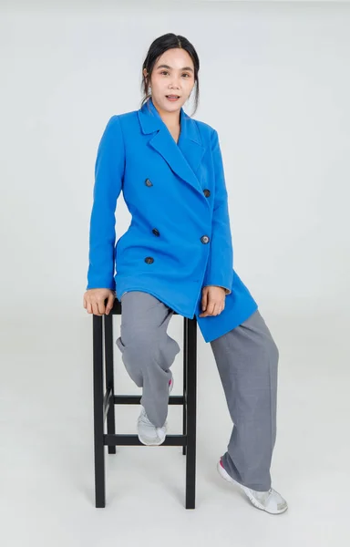 Lekfull Söt Asiatisk Flicka Kostym Blå Jacka Lätt Sitter Stolen — Stockfoto