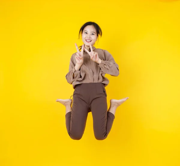 Naughty Pretty Asian Girl Gesture Fingers Victory Sign While Jumping — Stock Photo, Image