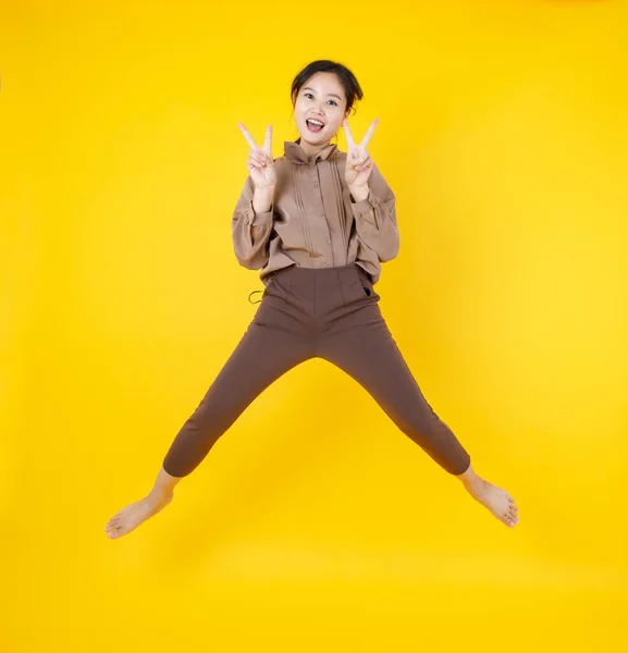 Naughty Pretty Asian Girl Gesture Fingers Victory Sign While Jumping — Stock Photo, Image