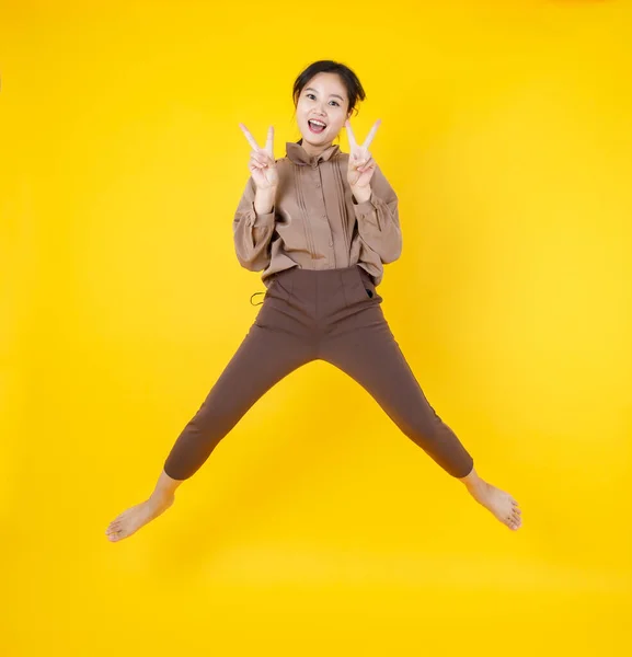 Safado Bonito Asiático Menina Gesto Dedos Como Sinal Vitória Enquanto — Fotografia de Stock