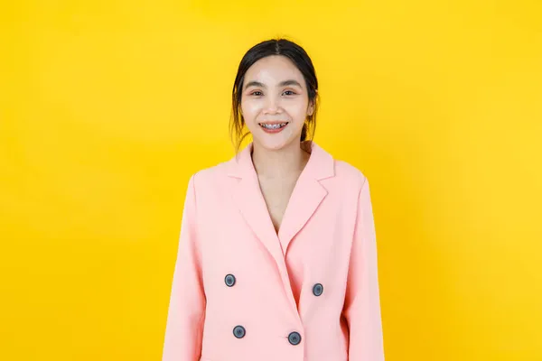Söt Asiatisk Flicka Glad Och Leende Visar Tandställning Tänderna För — Stockfoto