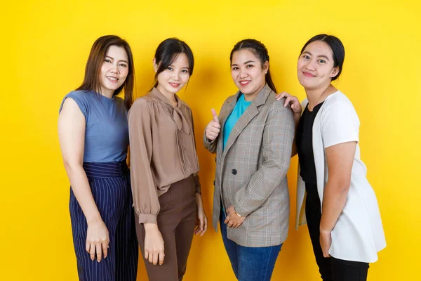 Cuatro Hermosas Mujeres Asiáticas Jóvenes Sonríen Felizmente Unen Como Grupo —  Fotos de Stock