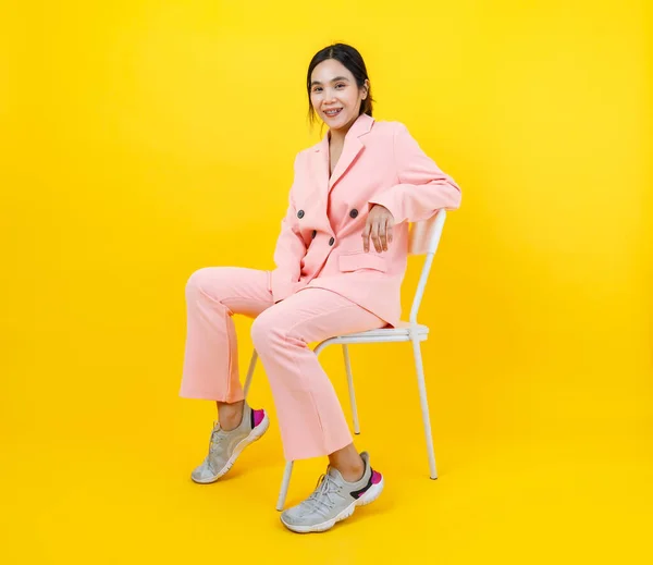 Stygg Och Sexig Asiatisk Tjej Vacker Rosa Jacka Poserar Koppla — Stockfoto