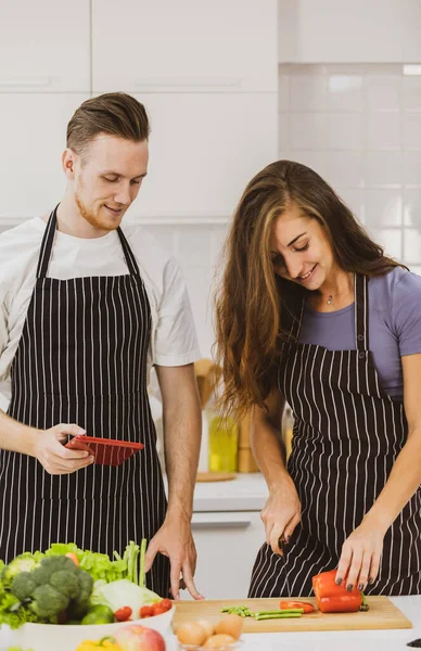 Casal Encantado Aventais Bebendo Bebidas Quentes Balcão Com Utensílios Cozinha — Fotografia de Stock