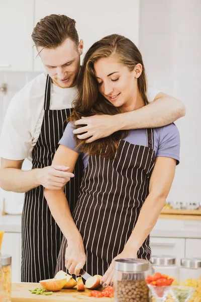 Namorada Positiva Perto Namorado Cortando Maçãs Mesa Corte Com Produtos — Fotografia de Stock