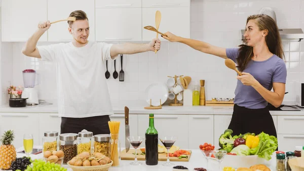 Coppia Che Guarda Diverte Con Spatole Legno Vicino Tavolo Con — Foto Stock