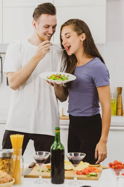 Coppia Positiva Con Piatto Gustosa Insalata Fresca Piedi Vicino Tavolo — Foto Stock