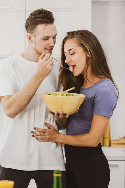 Casal Positivo Com Prato Salada Fresca Saborosa Perto Mesa Com — Fotografia de Stock