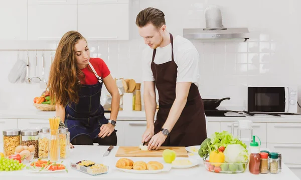 Homem Mulher Compartilhando Tempo Juntos Cozinha Moderna Cortam Preparam Frutas — Fotografia de Stock