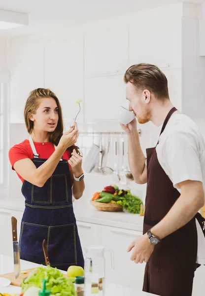 Homem Mulher Compartilhando Tempo Juntos Cozinha Moderna Cortam Preparam Frutas — Fotografia de Stock