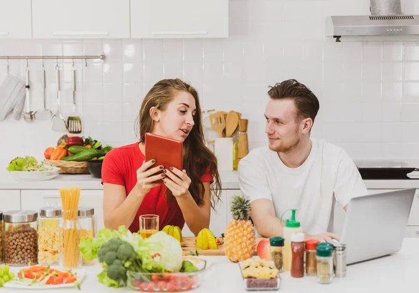 Homem Mulher Casal Sentado Juntos Cozinha Usando Tablet Laptop Encontrar — Fotografia de Stock